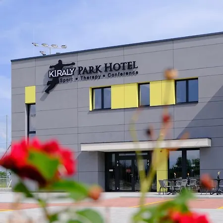 Kiraly Park فندق سزومباثيلي